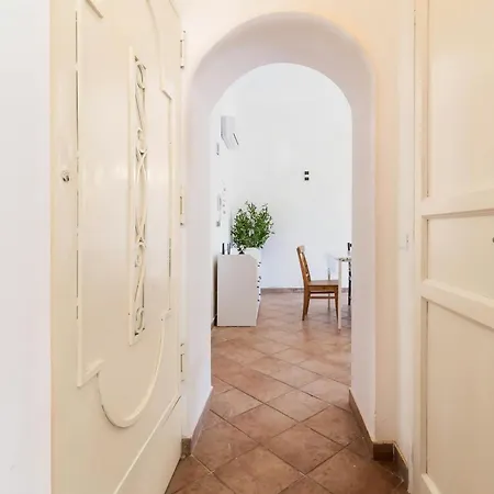 Historic Among Olive Groves Near The Sea * روشيلا لونيكا