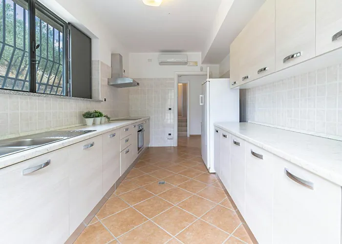 Historic Among Olive Groves Near The Sea * روشيلا لونيكا