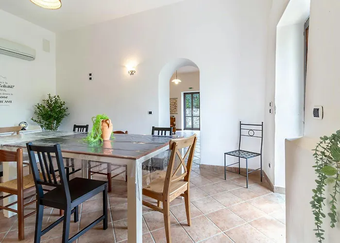 Historic Among Olive Groves Near The Sea بيت للعطل روشيلا لونيكا