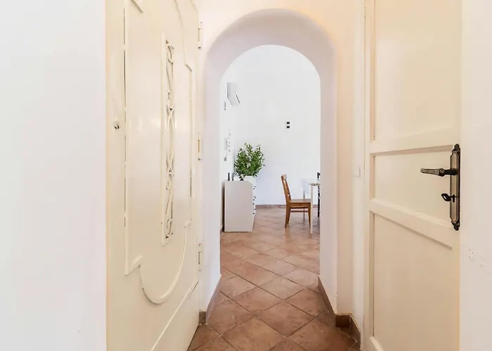 Historic Among Olive Groves Near The Sea * روشيلا لونيكا