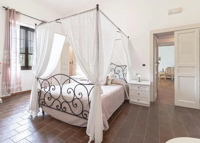 Historic Among Olive Groves Near The Sea بيت للعطل