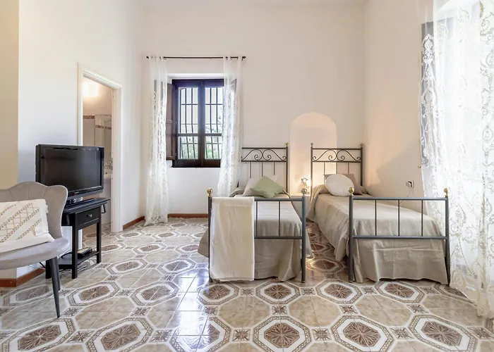 Historic Among Olive Groves Near The Sea بيت للعطل