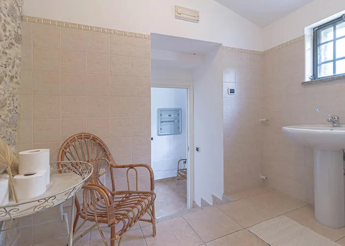 Historic Among Olive Groves Near The Sea بيت للعطل