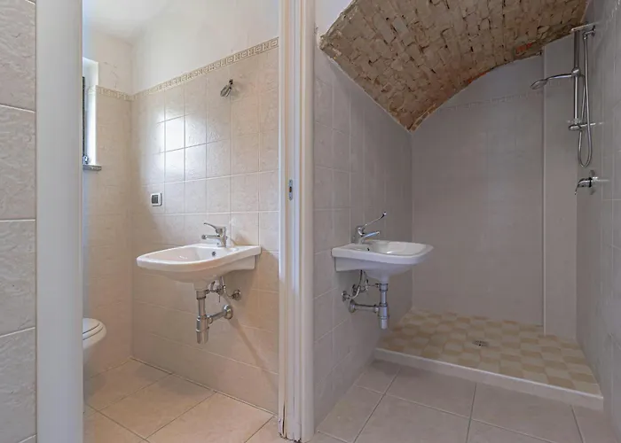 Historic Among Olive Groves Near The Sea بيت للعطل روشيلا لونيكا