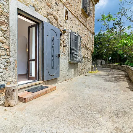 Historic Among Olive Groves Near The Sea Ferienhaus