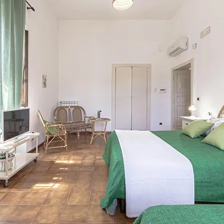 Historic Among Olive Groves Near The Sea Ferienhaus