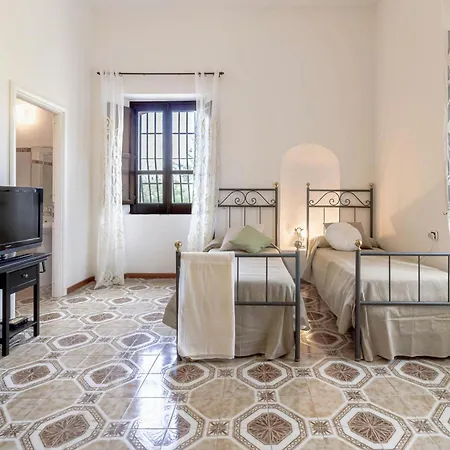 Historic Among Olive Groves Near The Sea Casa vacanze