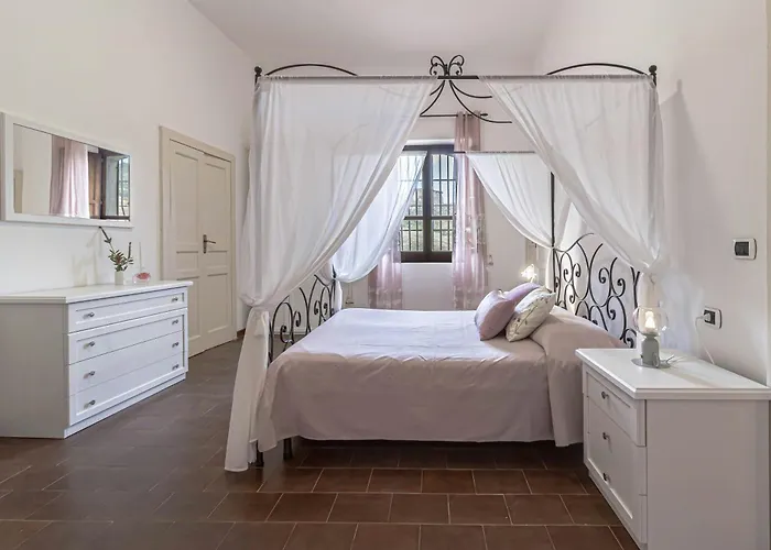 Historic Among Olive Groves Near The Sea 度假居 *